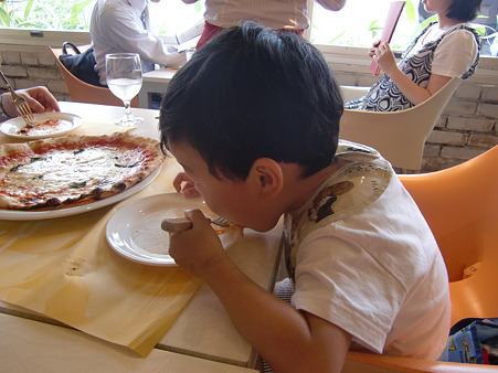 ソリッソ ピザを食べる少年