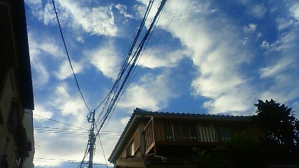 夏の雲と木造民家(夕暮れ)