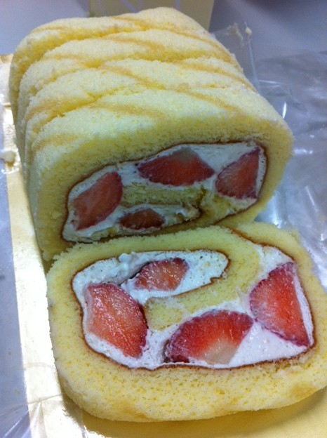 千疋屋総本店のロールケーキはイチゴたっ ぷり 写真共有サイト フォト蔵