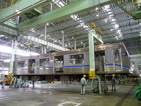 101114-大阪市交フェス 車体吊上 (14)