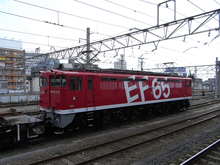 EF65-1118とチキ(八王子駅)1
