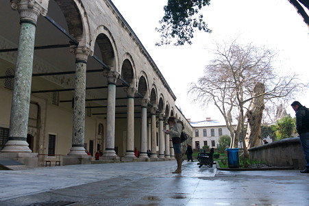 2011.01.27　トルコ　イスタンブル　トプカプ宮殿　宝物館前