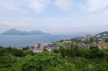 洞爺湖と温泉街を望む