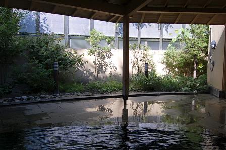 木々を眺めながらの入浴