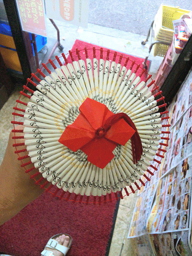 近所の酒屋にて 驚いたこと 煙草の箱と爪楊枝 菜箸で作った 傘を 写真共有サイト フォト蔵