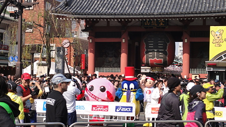雷門前で応援するキャラたち 雷門前 2011.2.27 東京マラソン