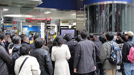 神保町 ミズノの店頭TVを見る人々