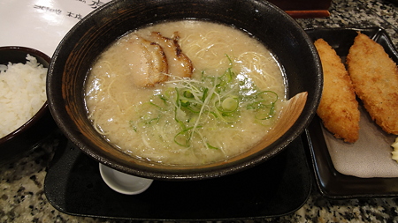 日替わりサービスセット トンコツラーメン+白身魚フライ2+メシ メタボいっちょくせ～んでもうま～い 北新地神虎本店