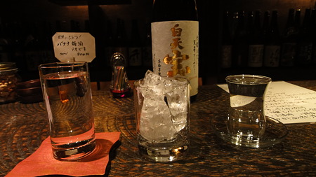 こんな感じで出てくる。ロックで頼んだが、ストレートで飲んでチェイサーに氷いれて飲んだ。