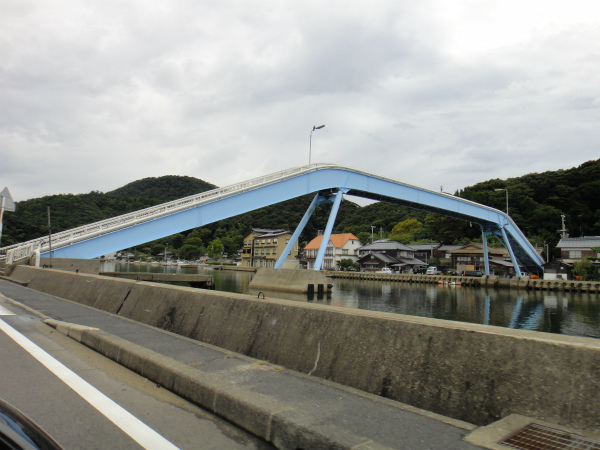 海をまたぐ歩道橋